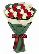 Букет Микс из красных и белых роз в Варениковской
