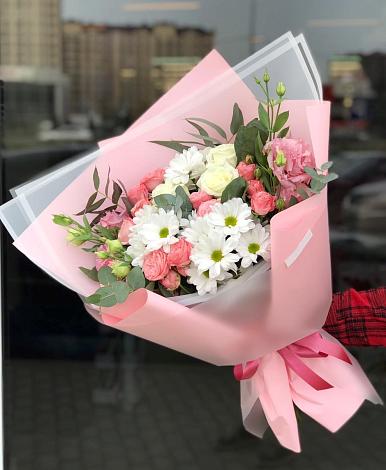 Букет цветов из: Розы, Лизиантусы и Хризантемы в Варениковской